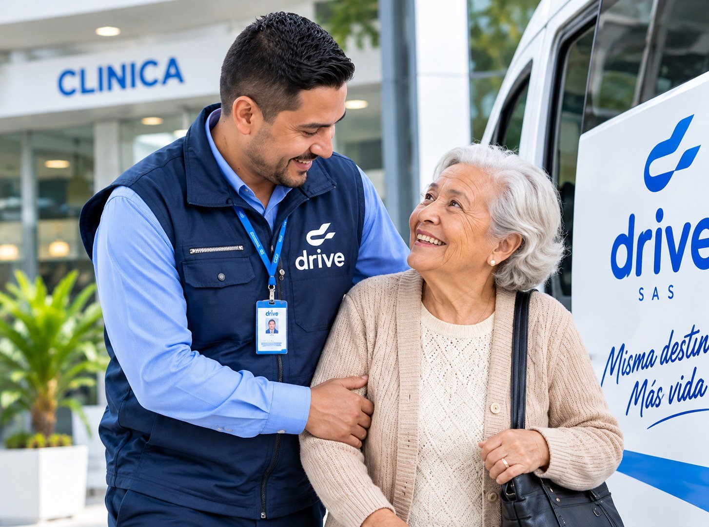 Colaborador de DRIVE acompañando a una paciente adulta mayor a la clínica